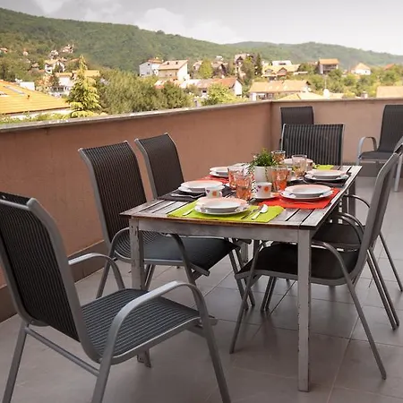 Green Hill Apartment *