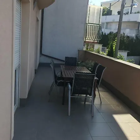 Green Hill Apartment *